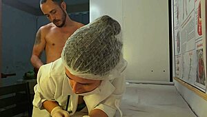 Paciente se pone duro y folla a la enfermera con polla grande duro