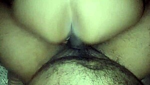 Latina caliente muestra su culazo en exhibición sensual