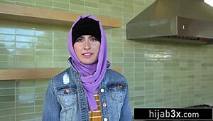 セクシー中東18+娘が人生初フェラチオ挑戦！😲