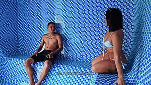 מילף קולומביאנית עם תחת גדול קיילי אליש מזיינת את הצעירה דני קלארק בסאונה ציבורית