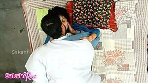 टीचर स्टूडेंट की टाइट चूत को एग्जाम पास के लिए देसी होममेड क्लिप में चोदता है