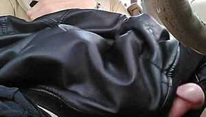 トランスの痴女が車内でレギンス履いて激しくイキまくる