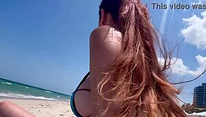 Milf italienne gros seins Artemisia Love super chaude plage Miami, fétichisme cheveux longs, putain qu'elle est bonne