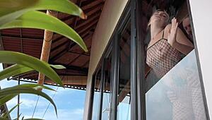 热辣宝贝穿着渔网袜弯腰接受粗暴快速性爱