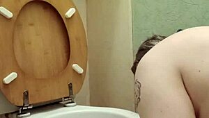 هي، هذه العبدة الهواة بي دي إس إم عاهرة تتعرض للإذلال في حمام 😈