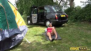 Fake Taxi brittiska Luci Reign knullar förarens enorma vita kuk