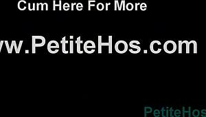 Hé, kijk hoe deze slanke meid 18+ doggystyle wordt geramd door een monsterlul! Gekke actie!