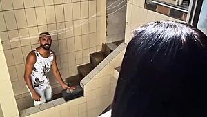 La vecina me espió por la ventana, así que le pedí ayuda