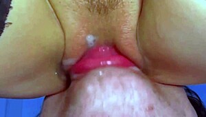 Kukkoló Kitakarítja a Creampie-t a Feleség Nedves Puncijából, Nyami! 🥵