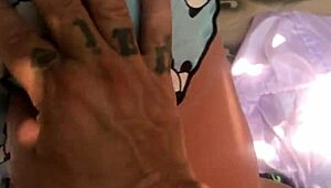 Você aguenta esta sessão anal intensa com brinquedos e uma boneca de foda?