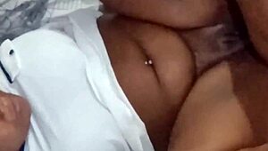 Hard in de slet doggy op bank met intense kracht