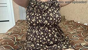 Ver a esta chica rusa masturbarse y correrse es puro espectáculo caliente