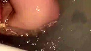 ¿Qué es más caliente que una mamada ardiente en la ducha con la esposa flaca del vecino?