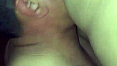 Dando masaje relajante a mi amiga tras un día pesado