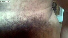 Tipo Mostra il Suo Cazzo Duro alla Telecamera!