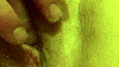 Kjære kone viser fram fitta i dristig og intim lengsel etter kuk.