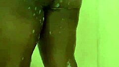 الدش أحر مع بنت سوداء رطبة ساخنة!