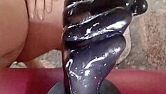 尝试用巨大玩具拳头拳交