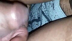 Hey, bu ateşli kızıl saçlı o devasa siyah sikte vahşi enerjiyle zıplıyor! 🔥😉