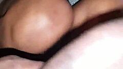 Hey, bu ateşli kızıl saçlı o devasa siyah sikte vahşi enerjiyle zıplıyor! 🔥😉