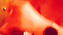 我们是不是偷偷溜进卧室让她口交？