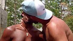 Dois putos se pagando numa construção abandonada!