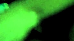 encabinado con chico latino en una aventura apasionada