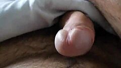 masturbo duro en la cama ahora mismo