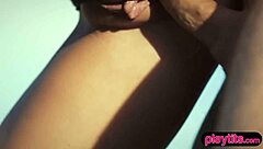 Riivattu valokuvaaja taivuttaa pientä 18+ blondi mallia doggyyn ulkopanon