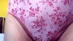 嘿，我的姐姐借给我她的内裤