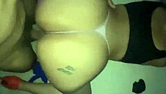 لاتينا لذيذة في نعال منزلية!