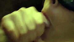 Dona de casa entediada peituda mama o pau do vizinho