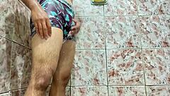 foque de pau duro tirando a cueca, sentindo aquela excitação