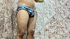 foque de pau duro tirando a cueca, sentindo aquela excitação