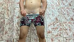 foque de pau duro tirando a cueca, sentindo aquela excitação