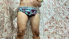 foque de pau duro tirando a cueca, sentindo aquela excitação