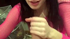 18歳ペティートティーンが大チンポをフェラ