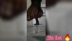 Bia hot mostrando os pezinhos e fazendo footjob delicioso