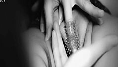 Intenzivní lesbický trojka s hračkami k vícenásobným orgasms