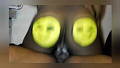 Fekete segg lovagol nagy fason ebédidőben