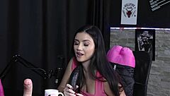 Gostosa demonstrates her blowjob on toys full of desire!