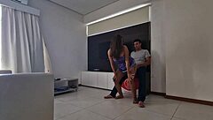 la contrato para que me baile sobre la pija y me la chupe