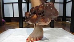 足にチョコクリーム塗られて😋