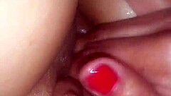 زوجة تتمايل لوحدها في سيارتها