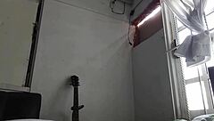 la señora de la limpieza me manda vídeo limpiando mi recámara, voyeur surprise