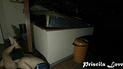 عشاق لاتينيون ساخنون يتسللون لسكس خارجي تحت النجوم ليلاً