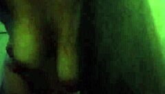 Hijastra se pone guarra, se inclina y chupa polla con labios jugosos