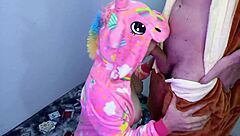 Me cojo a una unicornio bien putita y me la chupa hasta acabarle en las tetas