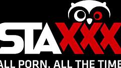 צופה בנערה 18+ עם קעקועים מקבלת פצצת זרע בין-גזעית מזין שחור