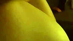 Vrouw gebukt in hondjesstijl geneukt